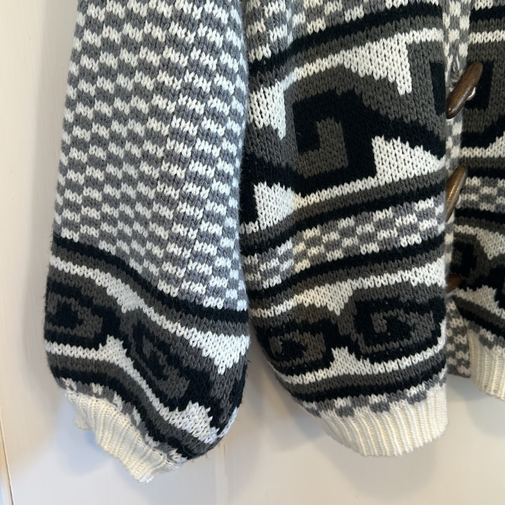 Jen’s Pirate Booty Gray Patterned Sweater - Size M/L - Picture 6 of 8